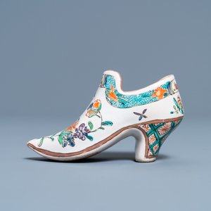 Un vase couvert, un sabot et une paire de petits vases couverts en faïence de Delft, 18/19ème — photo 16