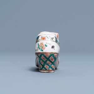 Un vase couvert, un sabot et une paire de petits vases couverts en faïence de Delft, 18/19ème — photo 17