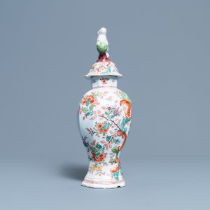 Un vase couvert, un sabot et une paire de petits vases couverts en faïence de Delft, 18/19ème — photo 3