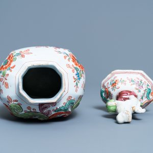 Un vase couvert, un sabot et une paire de petits vases couverts en faïence de Delft, 18/19ème — photo 6