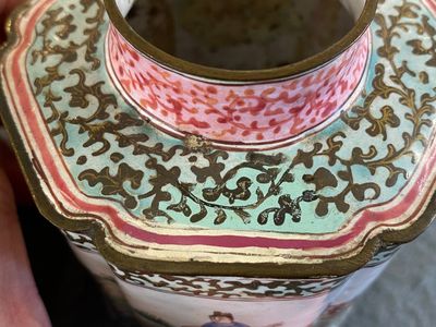 Un vase couvert, une boîte couverte et une boîte à thé en émaux de Canton, Chine, Qianlong — photo 11