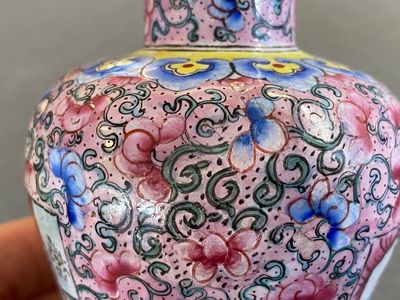 Un vase couvert, une boîte couverte et une boîte à thé en émaux de Canton, Chine, Qianlong — photo 15