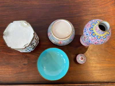 Un vase couvert, une boîte couverte et une boîte à thé en émaux de Canton, Chine, Qianlong — photo 5