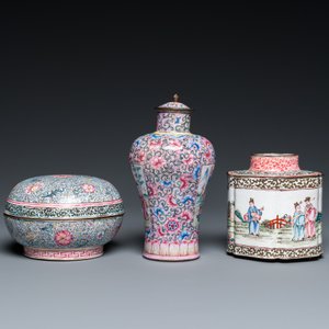 Un vase couvert, une boîte couverte et une boîte à thé en émaux de Canton, Chine, Qianlong — photo 3