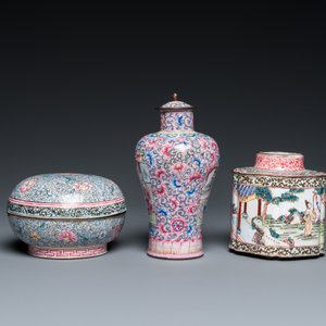 Un vase couvert, une boîte couverte et une boîte à thé en émaux de Canton, Chine, Qianlong — photo 5