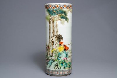 Un vase cylindrique en porcelaine de Chine famille rose, République, 20ème