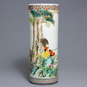 Un vase cylindrique en porcelaine de Chine famille rose, République, 20ème — photo 1