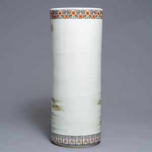 Un vase cylindrique en porcelaine de Chine famille rose, République, 20ème — photo 3