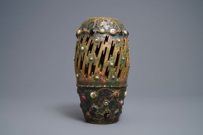 Un vase d'Amphora à décor de faux bijoux et foudre de la série Gres-Bijou, Autriche, début du 20ème