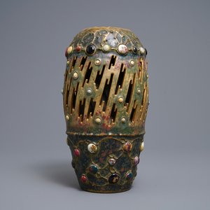 Un vase d'Amphora à décor de faux bijoux et foudre de la série Gres-Bijou, Autriche, début du 20ème — photo 1