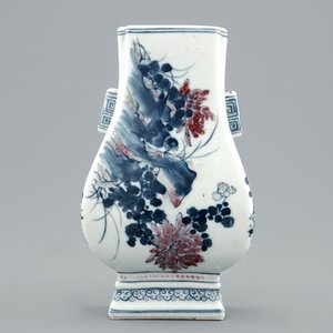Un vase d'applique de forme fanghu en porcelaine de Chine bleu, blanc et rouge, 19ème — photo 2