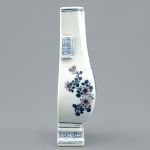 Un vase d'applique de forme fanghu en porcelaine de Chine bleu, blanc et rouge, 19ème — photo 3