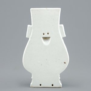 Un vase d'applique de forme fanghu en porcelaine de Chine bleu, blanc et rouge, 19ème — photo 4