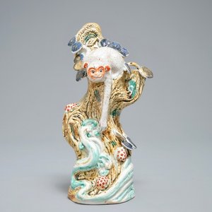 Un vase d'applique en porcelaine Arita de Japon à décor d'un singe, Edo, 17/18ème — photo 1