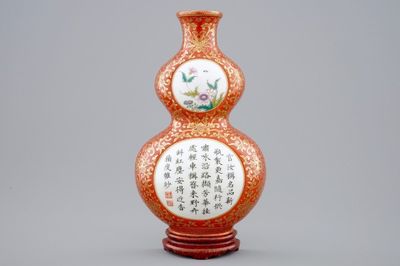 Un vase d'applique en porcelaine de Chine famille rose sur fond corail rehaussé d'or, marque Qianlong, 19/20ème
