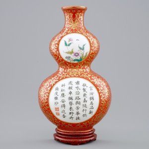 Un vase d'applique en porcelaine de Chine famille rose sur fond corail rehaussé d'or, marque Qianlong, 19/20ème — photo 1