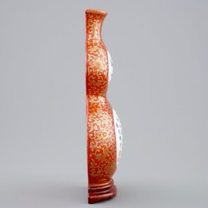 Un vase d'applique en porcelaine de Chine famille rose sur fond corail rehaussé d'or, marque Qianlong, 19/20ème — photo 4