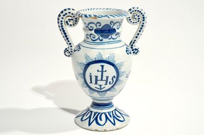 Un vase d'autel en faïence de Delft bleu et blanc à inscription IHS, 18ème