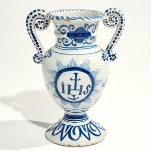 Un vase d'autel en faïence de Delft bleu et blanc à inscription IHS, 18ème — photo 1