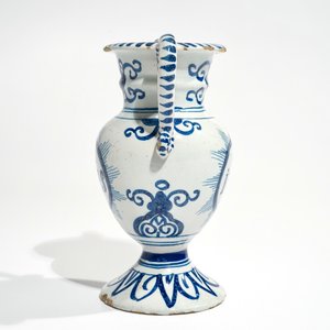 Un vase d'autel en faïence de Delft bleu et blanc à inscription IHS, 18ème — photo 3