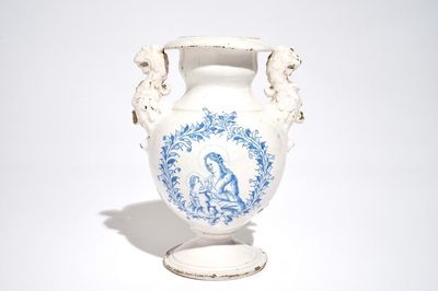 Un vase d'autel en faïence de Delft ou Haarlem en bleu et blanc avec La Vierge à l'Enfant, 17ème