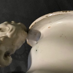 Un vase d'autel en faïence de Delft ou Haarlem en bleu et blanc avec La Vierge à l'Enfant, 17ème — photo 11