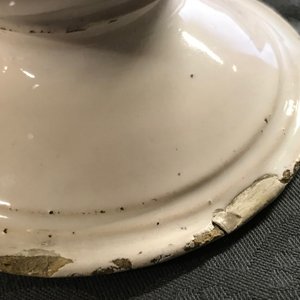 Un vase d'autel en faïence de Delft ou Haarlem en bleu et blanc avec La Vierge à l'Enfant, 17ème — photo 18