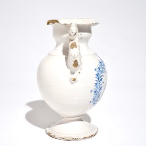 Un vase d'autel en faïence de Delft ou Haarlem en bleu et blanc avec La Vierge à l'Enfant, 17ème — photo 2