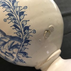 Un vase d'autel en faïence de Delft ou Haarlem en bleu et blanc avec La Vierge à l'Enfant, 17ème — photo 21