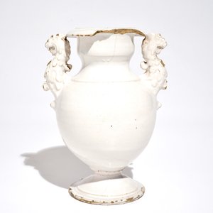 Un vase d'autel en faïence de Delft ou Haarlem en bleu et blanc avec La Vierge à l'Enfant, 17ème — photo 3