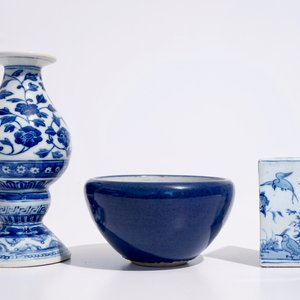 Un vase d'autel en porcelaine de Chine bleu et blanc, marque de Qianlong, un cachet triangulaire et un bol monochrome, 19/20ème — photo 4
