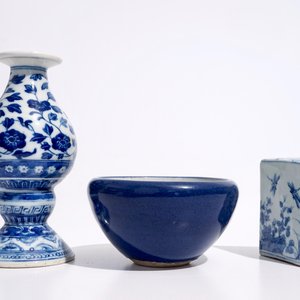 Un vase d'autel en porcelaine de Chine bleu et blanc, marque de Qianlong, un cachet triangulaire et un bol monochrome, 19/20ème — photo 5
