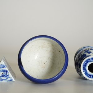 Un vase d'autel en porcelaine de Chine bleu et blanc, marque de Qianlong, un cachet triangulaire et un bol monochrome, 19/20ème — photo 8