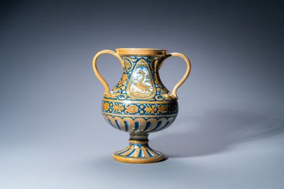 Un vase de forme balustre à deux anses en majolique à émail lustré d'après un modèle de Deruta, Cantagalli, Italie, 19ème