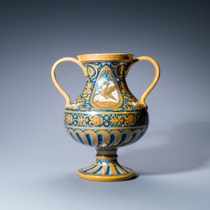 Un vase de forme balustre à deux anses en majolique à émail lustré d'après un modèle de Deruta, Cantagalli, Italie, 19ème — photo 3