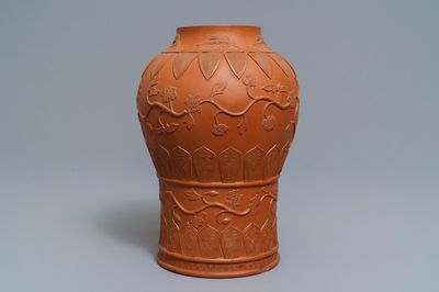 Un vase de forme balustre en grès de Yixing à décor en relief, Chine, Kangxi