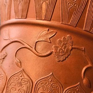 Un vase de forme balustre en grès de Yixing à décor en relief, Chine, Kangxi — photo 21