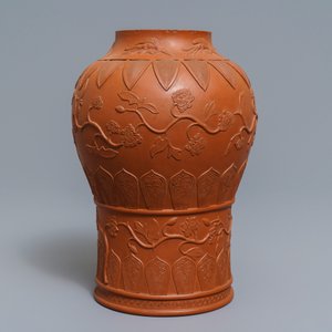 Un vase de forme balustre en grès de Yixing à décor en relief, Chine, Kangxi — photo 3
