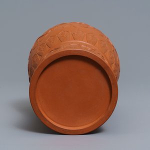 Un vase de forme balustre en grès de Yixing à décor en relief, Chine, Kangxi — photo 6