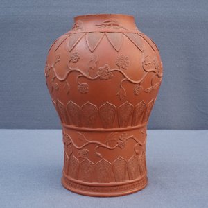 Un vase de forme balustre en grès de Yixing à décor en relief, Chine, Kangxi — photo 8