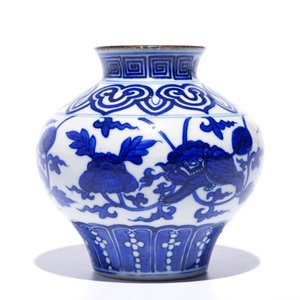 Un vase de forme balustre en porcelaine de Chine bleu et blanc à décor de lions bouddhistes, 19ème — photo 2