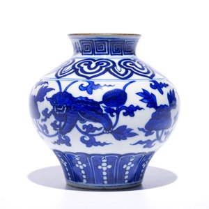 Un vase de forme balustre en porcelaine de Chine bleu et blanc à décor de lions bouddhistes, 19ème — photo 4