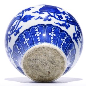 Un vase de forme balustre en porcelaine de Chine bleu et blanc à décor de lions bouddhistes, 19ème — photo 6