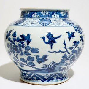 Un vase de forme balustre en porcelaine de Chine bleu et blanc à décor de phénix et symboles shou, 19ème — photo 3