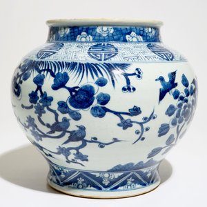 Un vase de forme balustre en porcelaine de Chine bleu et blanc à décor de phénix et symboles shou, 19ème — photo 4