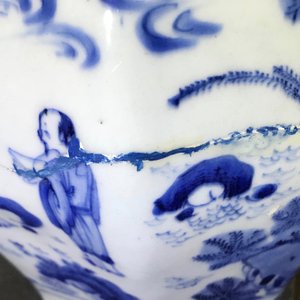 Un vase de forme balustre en porcelaine de Chine bleu et blanc, époque Transition — photo 14
