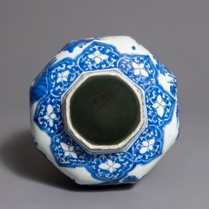 Un vase de forme balustre en porcelaine de Chine bleu et blanc, époque Transition — photo 6