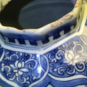 Un vase de forme balustre en porcelaine de Chine bleu et blanc, époque Transition — photo 13