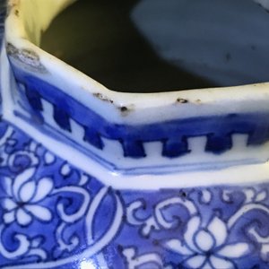 Un vase de forme balustre en porcelaine de Chine bleu et blanc, époque Transition — photo 16