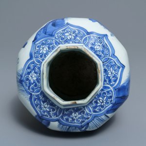 Un vase de forme balustre en porcelaine de Chine bleu et blanc, époque Transition — photo 5
